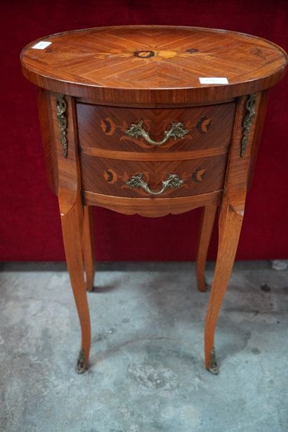 Deux tables de salon en bois de placage marqueté...