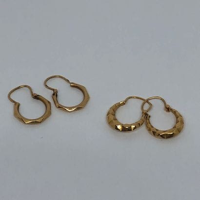 Deux petites paires de boucles d'oreilles...
