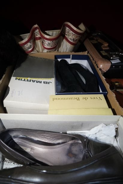 Réunion de chaussures, fourrures, linge de...