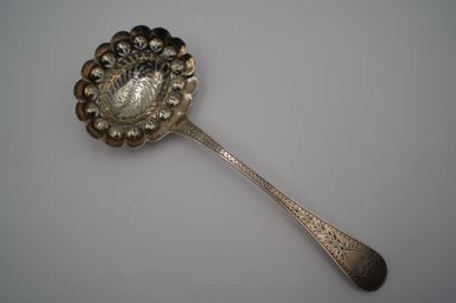 Cuillère à saupoudrer en argent. 
Poinçon...