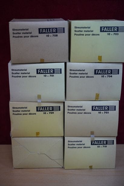 FALLER. 
Réunion de huit boîtes de poudres...