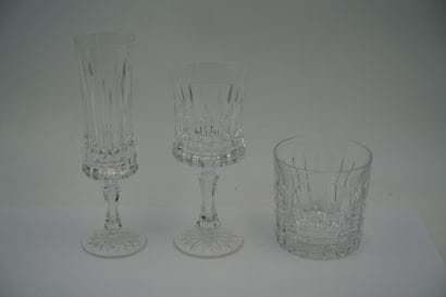 Partie de service de verres en cristal comprenant...