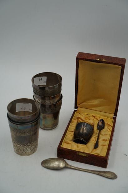Réunion de six timbales, coquetier, petite...