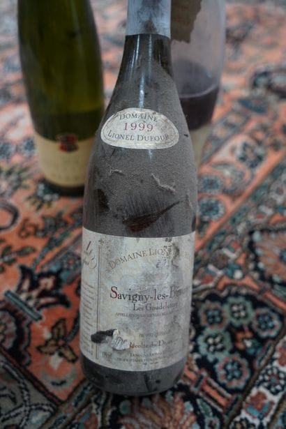 Réunion de bouteilles de vin. Un carton....