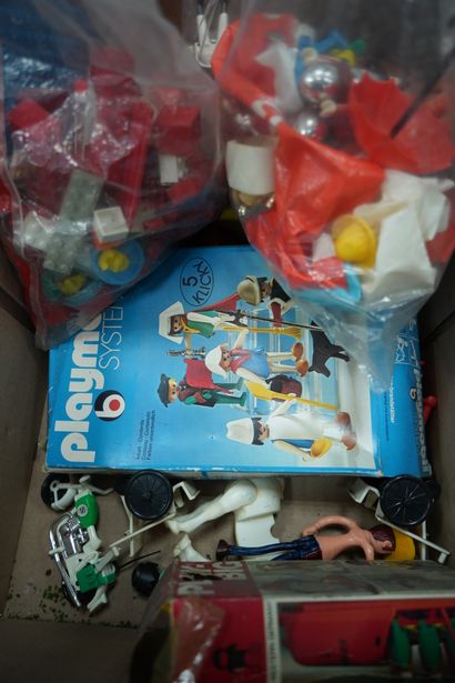 Réunion de Playmobils divers certains dans...