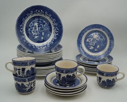 SARREGUEMINES, suite de sept assiettes plates...