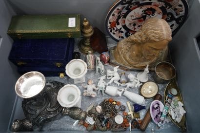 Réunion de pièces en métal argenté, porcelaine...