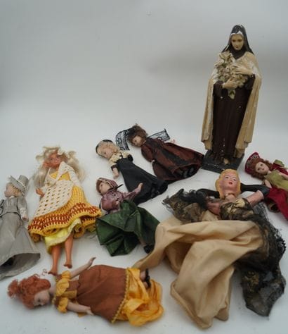 Vierge en plâtre peint, poupées en porcelaine...