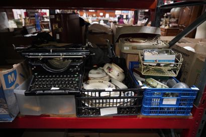Une machine à écrire, une platine, une partie...