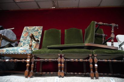Suite de quatre chaises en bois naturel sculpté,...