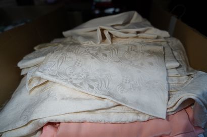 Réunion de rideaux, linge de maison, manteaux...