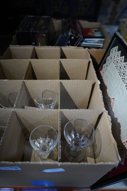 Verres à pied, réunion de DVD, CD, papillons...