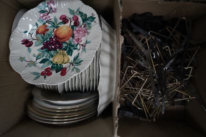 Réunion d'assiettes en céramique, verrerie...