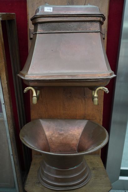 Fontaine d'applique en cuivre, les robinets...