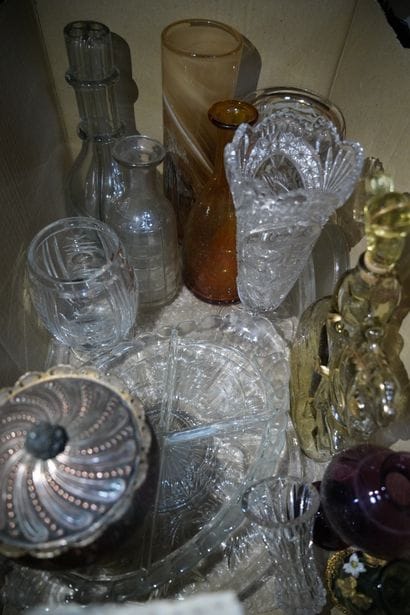 Réunion de vases, carafes, verseuses, flacons,...