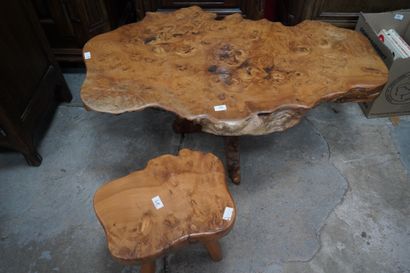Une table basse et un tabouret en bois brut....