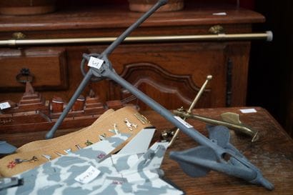 Maquettes d'avions, bateaux, deux ancres...