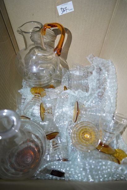 Partie de service de verres à pied en verre...