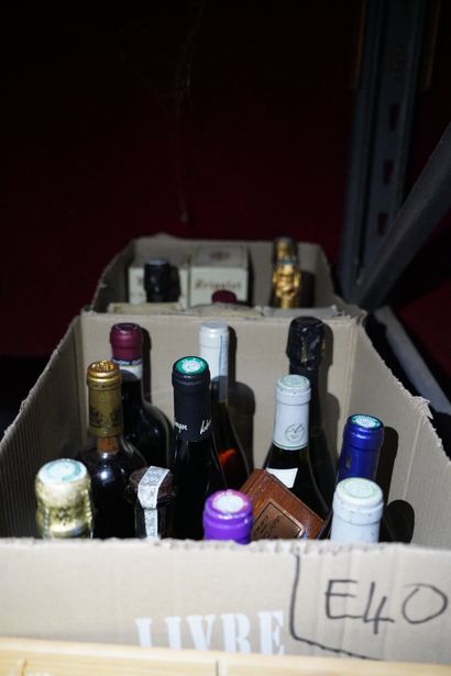 Bouteilles de vin, métal argenté, cuivre,...