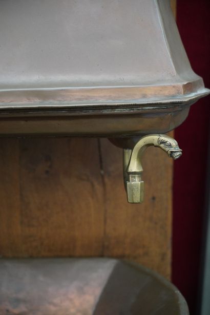 Fontaine d'applique en cuivre, les robinets...