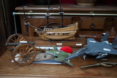Maquettes d'avions, bateaux, deux ancres...