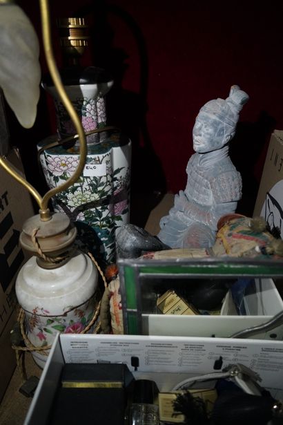 Réunion de vaisselle en céramique, vases,...