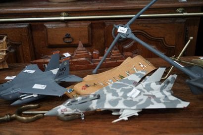 Maquettes d'avions, bateaux, deux ancres...