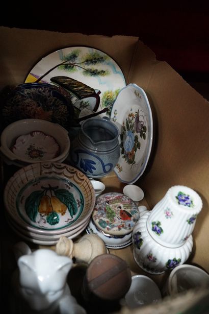 Réunion de céramiques et vaisselle, plats...