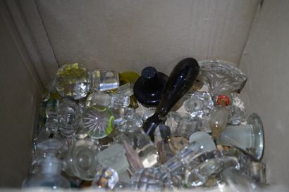 Réunion de vases, carafes, verseuses, flacons,...