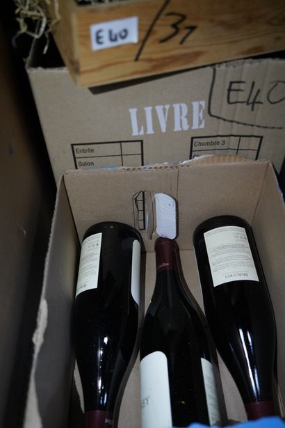 Bouteilles de vin, métal argenté, cuivre,...