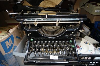 Une machine à écrire, une platine, une partie...