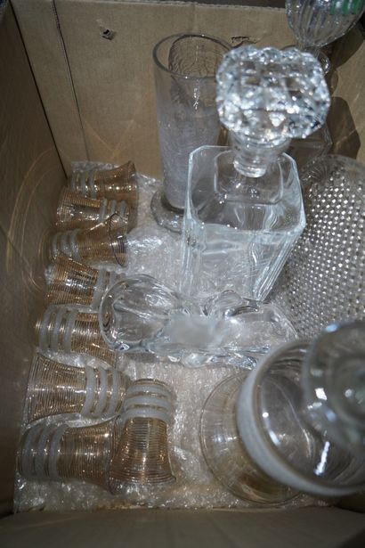 Réunion de vases, carafes, verseuses, flacons,...
