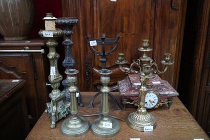Deux pique-cierge en laiton et métal à décor...