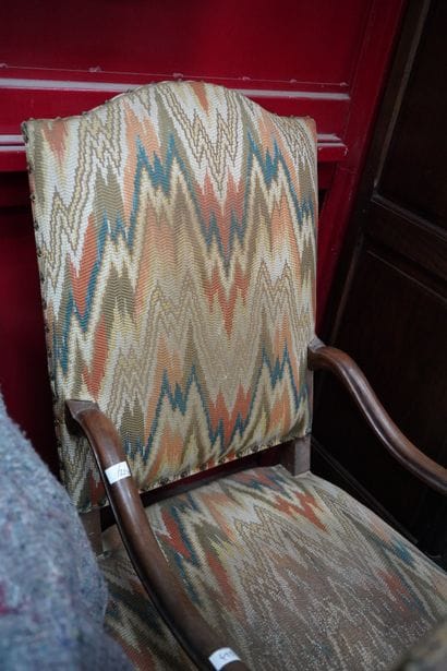 Trois fauteuils à haut dossier en bois naturel...