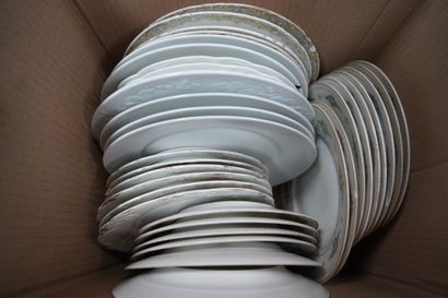 Réunion d'assiettes en céramique, verrerie...