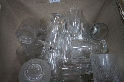 Réunion d'assiettes en céramique, verrerie...