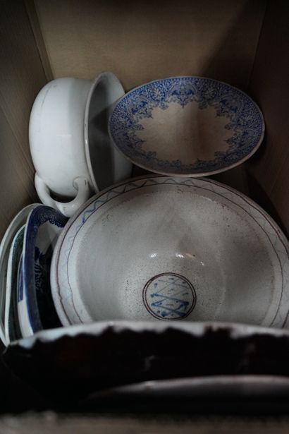 Réunion de céramiques et vaisselle, plats...
