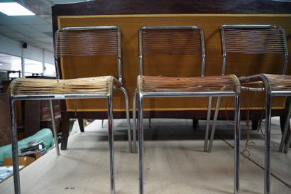 Réunion de six chaises en métal chromé tubulaire,...