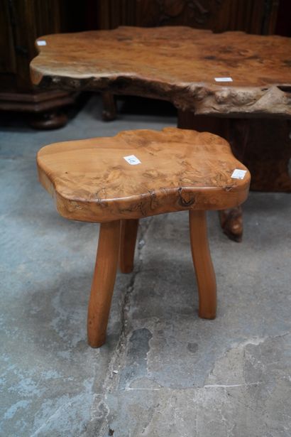 Une table basse et un tabouret en bois brut....