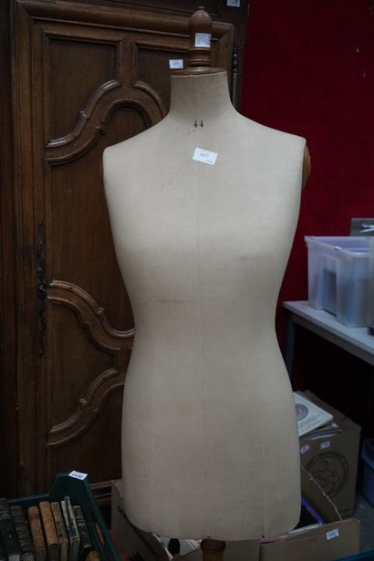 Un mannequin ancien en bois et tissu reposant...