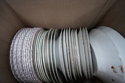 Réunion d'assiettes en céramique, verrerie...