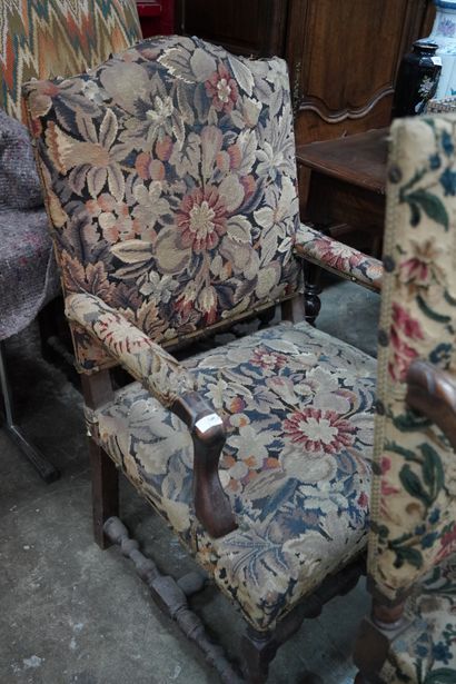 Trois fauteuils à haut dossier en bois naturel...