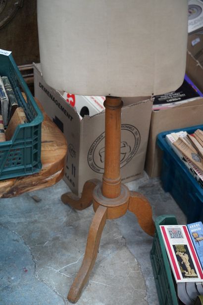 Un mannequin ancien en bois et tissu reposant...