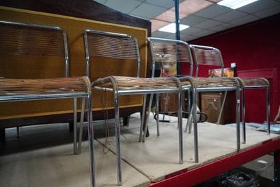 Réunion de six chaises en métal chromé tubulaire,...