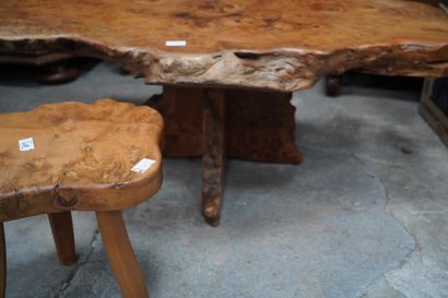 Une table basse et un tabouret en bois brut....