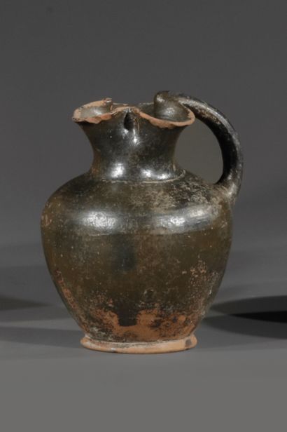 ŒNOCHOE WITH TRILOBED MOUTH WITH BLACK Varnish...