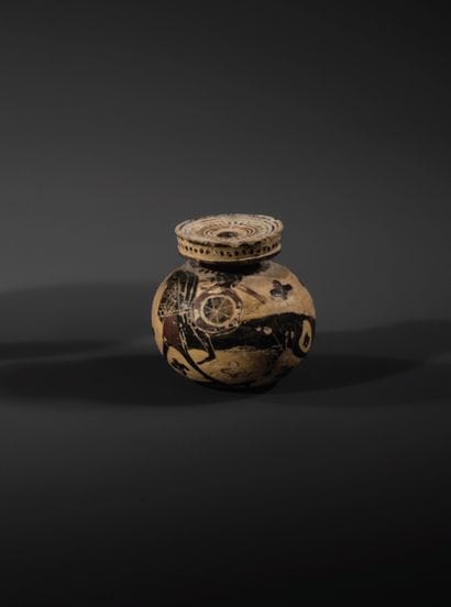 ARYBALLE
Globular body decorated with a hoplite...