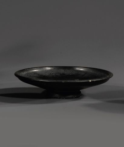 CIRCULAR DISH
Molded rim. In the center of...