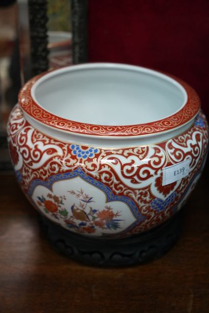 Paire de vases en verre opalin à décor peint...