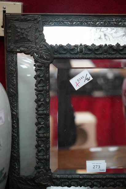 Miroir rectangulaire à parcloses, l'encadrement...